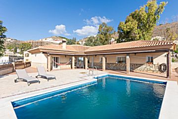 Foto Venta de casa con piscina y terraza en Cotobro (Almuñecar), El moruno