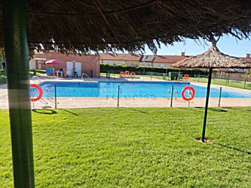 010011 Venta de casa con piscina y terraza en Moraleja de Enmedio